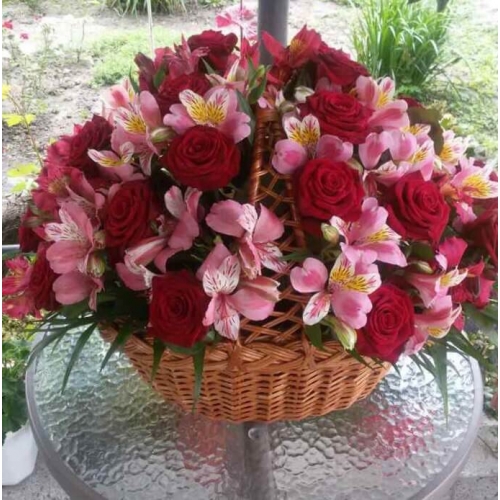 Корзина с цветами "Душевный подарок"